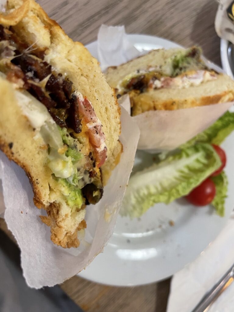 Frühstücks-Burger mit Avocado im Strada Café Paris