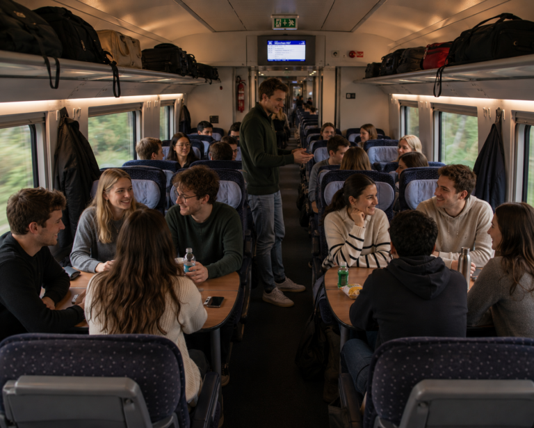 Gemeinsam unterwegs: So gelingt ein Team-Event per Bahn