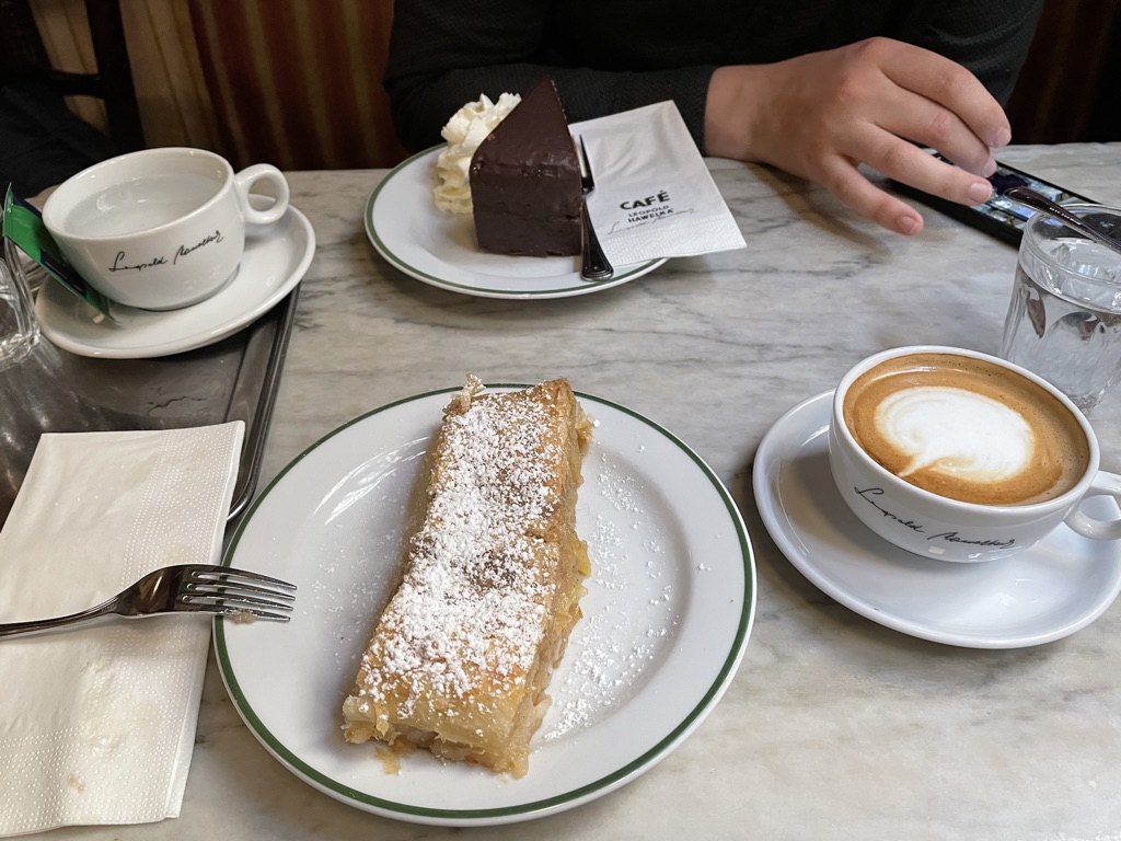 Apfelstrudel und Sachertorte mit einer Wiener Melange (Kaffee)