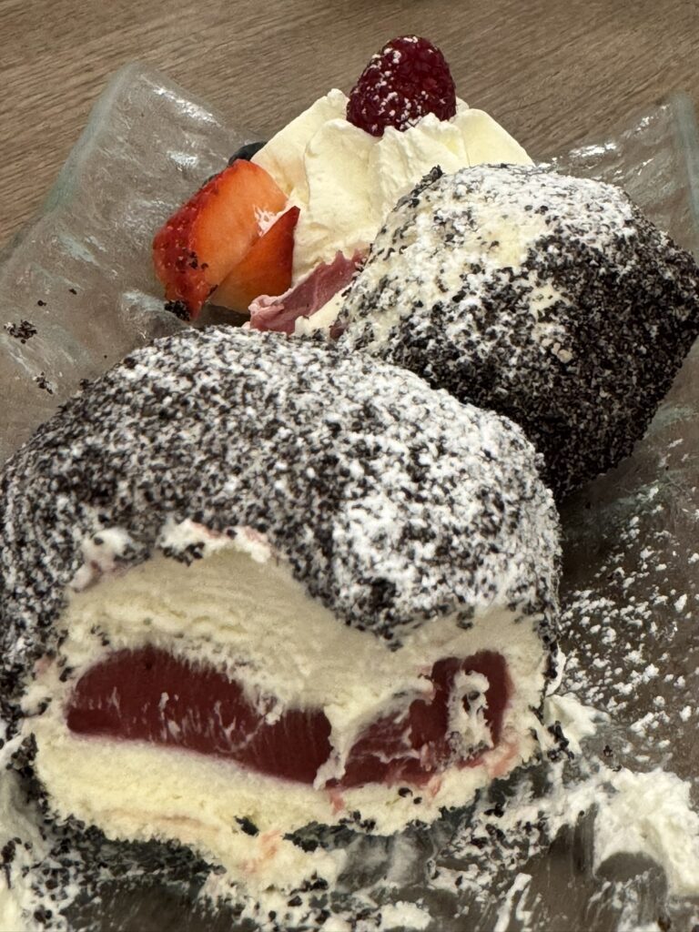 Eismarillenknödel und Eiszwetschkenknödel-Eis