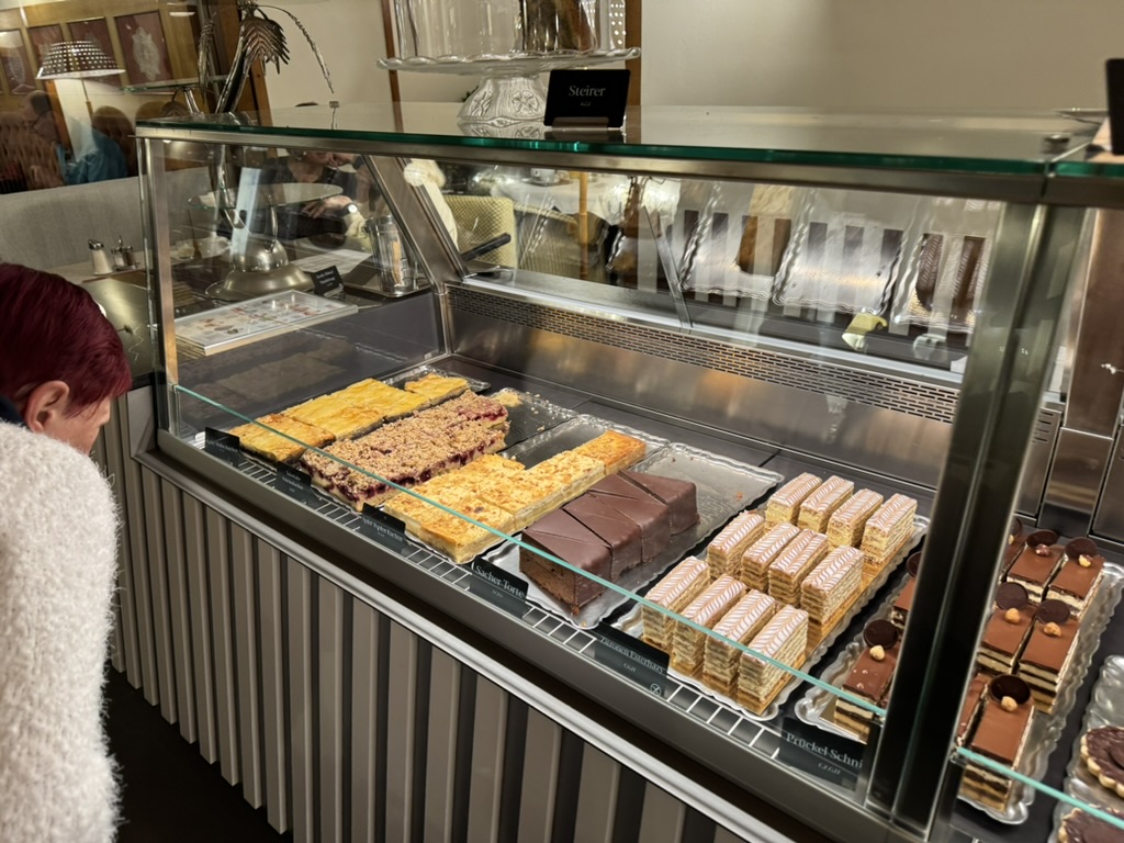 Vitrine in einem Wiener Kaffeehaus mit verschiedenen Kuchensorten